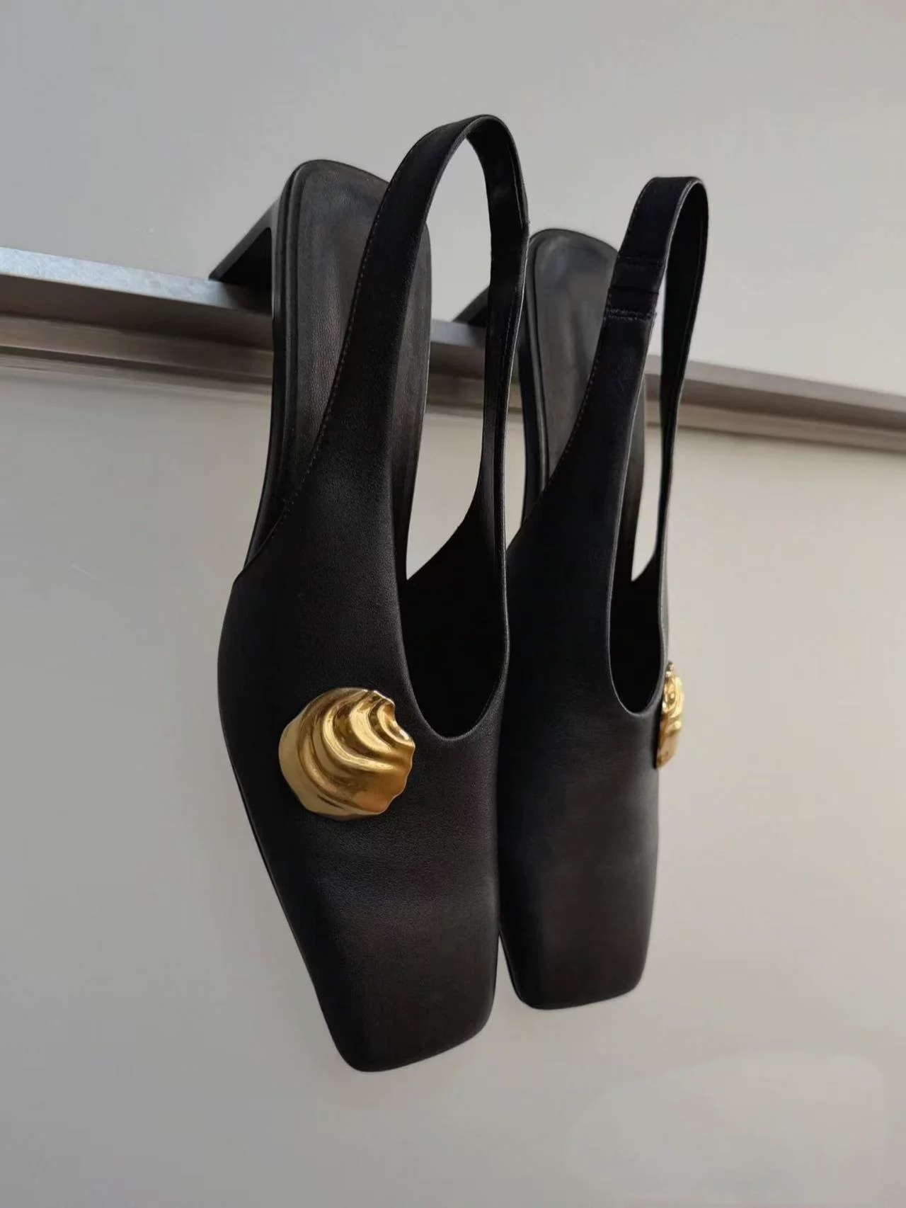 Zapatos de Tacón Medio con Pun - Leather Classic Strap reseña y precio